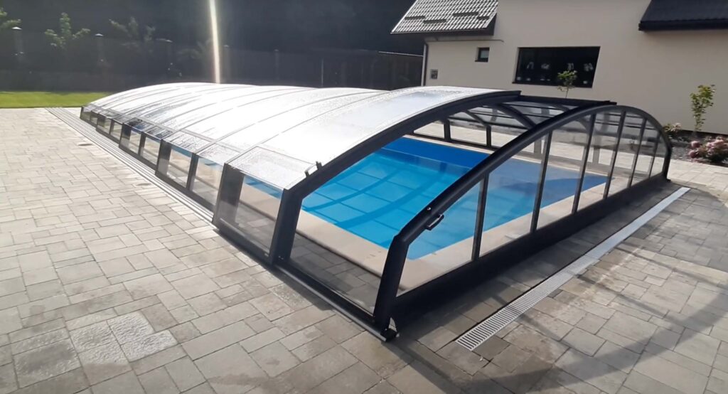 Pooltak Alpin M30 är ett lågt pooltak, som man kan bada under
